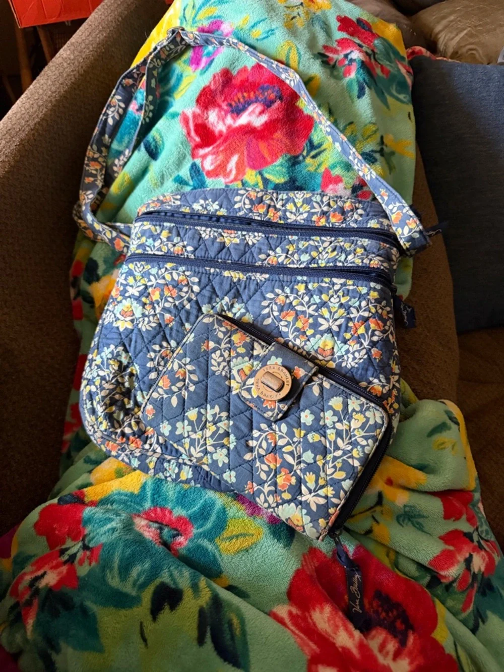 Vera Bradley Chandelier Floral  Turn-Lock Wallet RETIRED PRINT - Picture 3 of 3